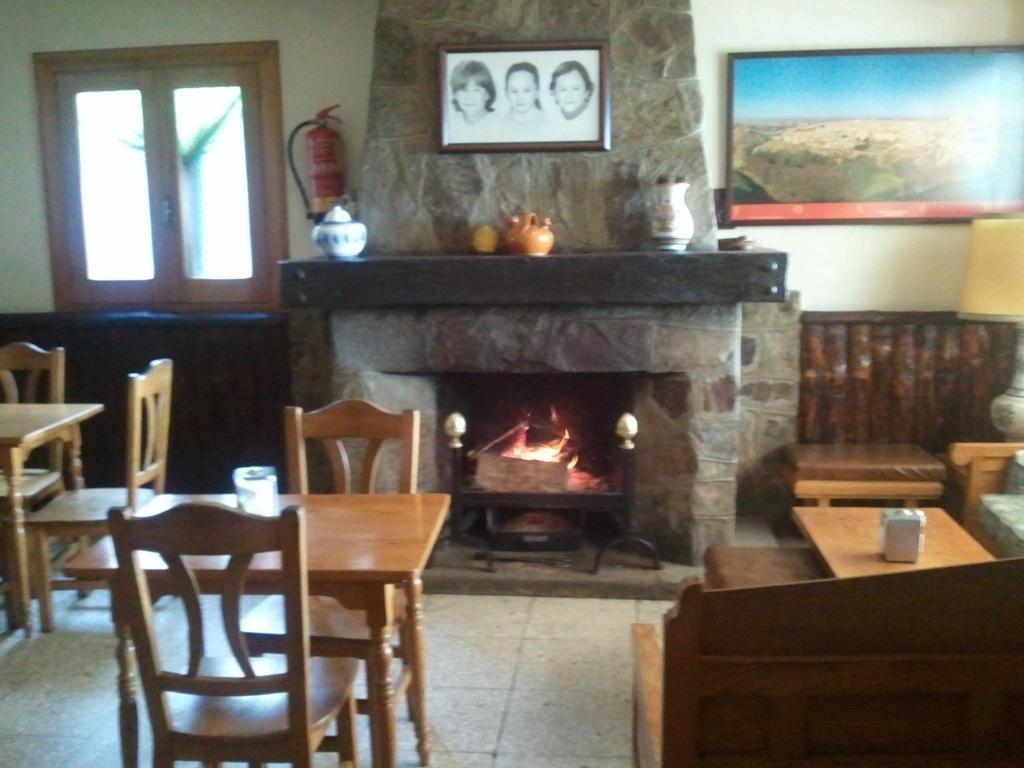 גיסאנדו Hostal-Restaurante Fogon De Gredos מראה חיצוני תמונה